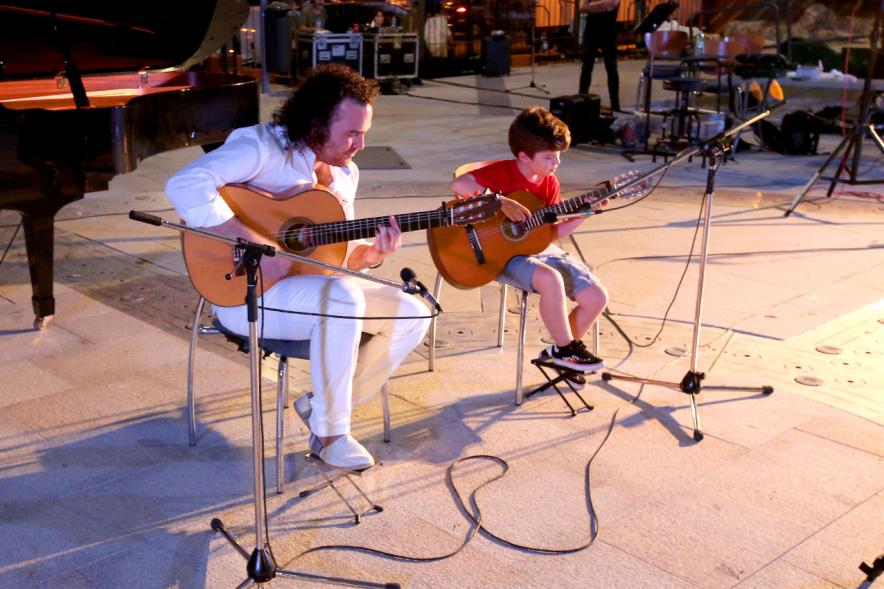 Duo de guitarras  tocando en el parque de Asturias. . 2020