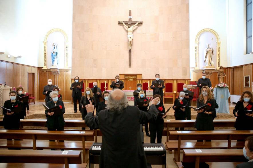 Concierto en Memoria de la Víctimas del Covid19 - Imagen de un momento de la actuación de la coral.