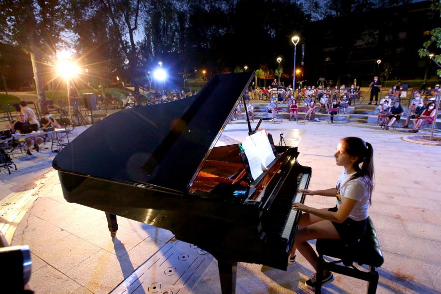 Niña tocando el piano en la plaza de Asturias. 2020