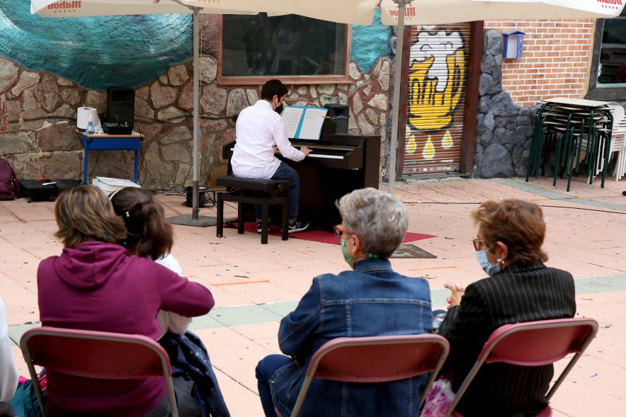 Concierto Infantil Escuela de Música en Distrito Centro -  Plano central con tres asistentes al concierto y el piano de fondo. 