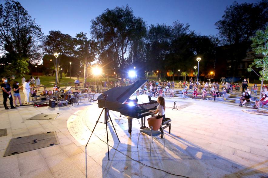 Niña tocando el piano en la plaza de Asturias. 2020