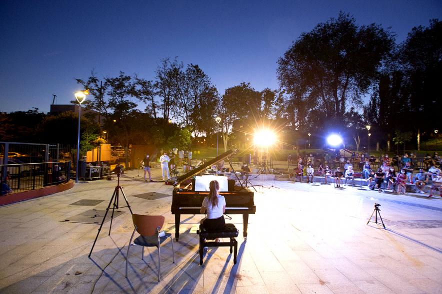 Niña tocando el piano en la plaza de Asturias. 2020