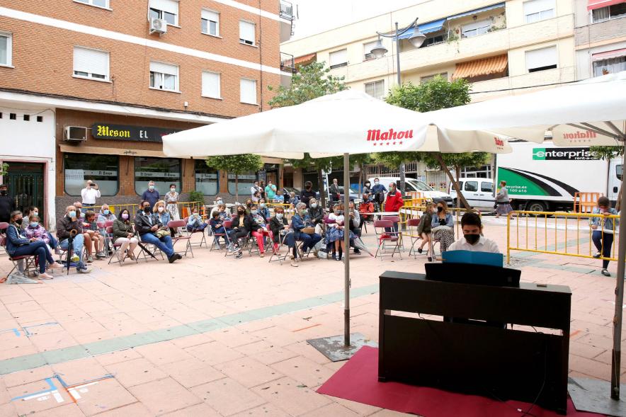 Concierto Infantil Escuela de Música en Distrito Centro - Panorámica del lugar del concierto y el piano a un lado.