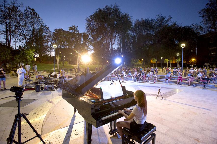 Niña tocando el piano en la plaza de Asturias. 2020