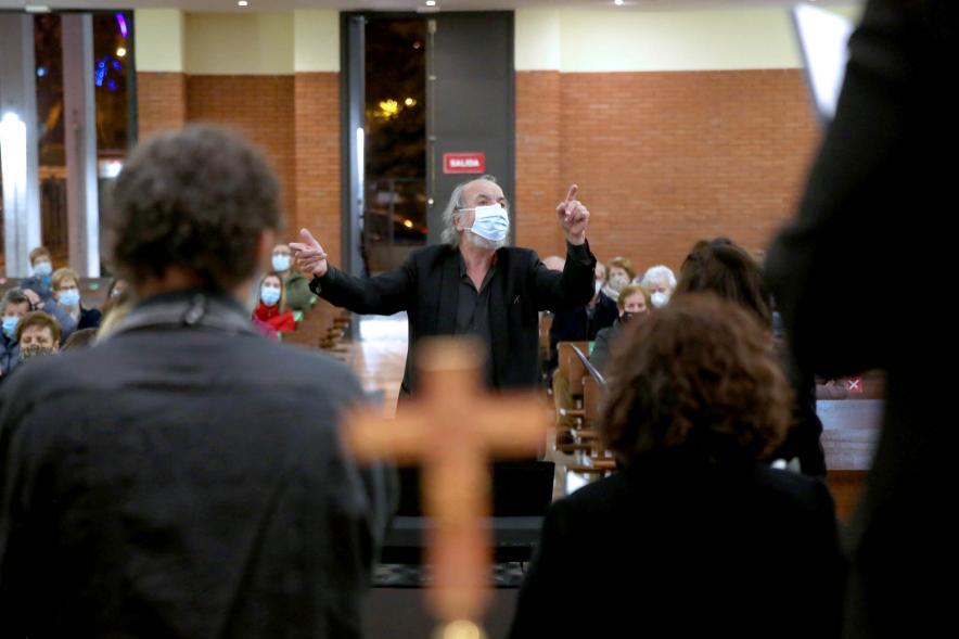 Concierto en Memoria de la Víctimas del Covid19 - Imagen en la que vemos al director de la coral de frente.