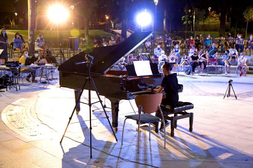 Niña tocando el piano en la plaza de Asturias. 2020