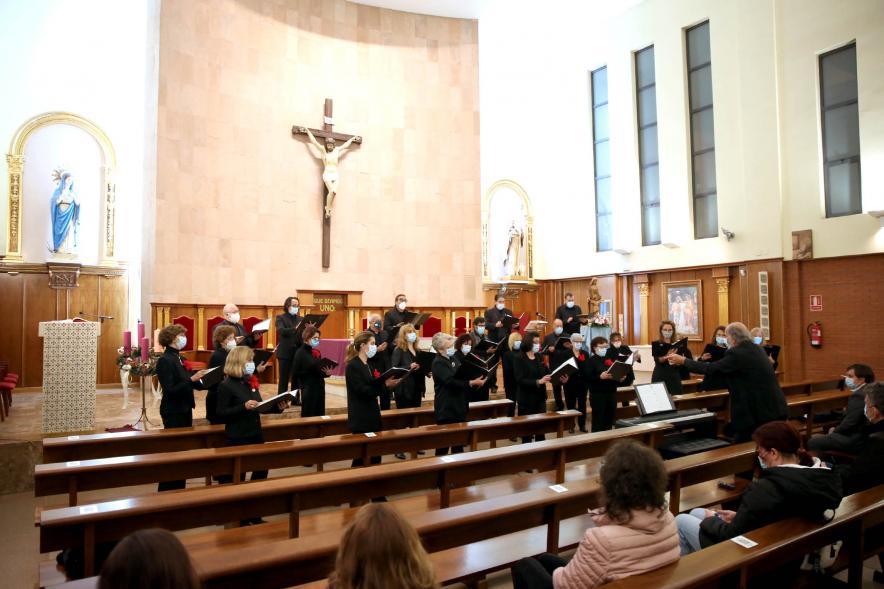 Concierto en Memoria de la Víctimas del Covid19 - Imagen de un momento de la actuación de la coral.