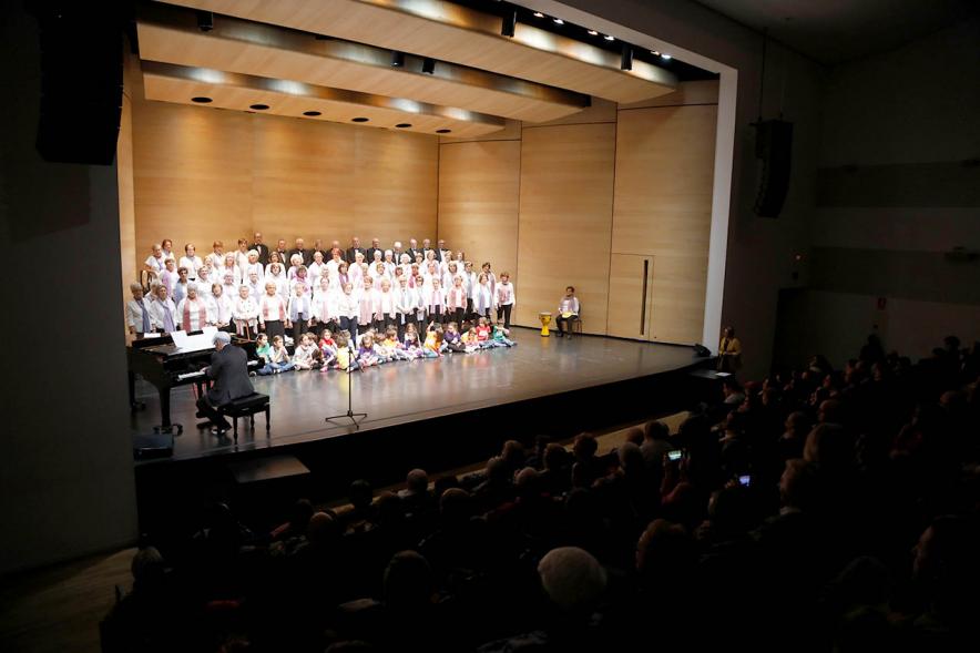 Vista general de los participantes del coro. 