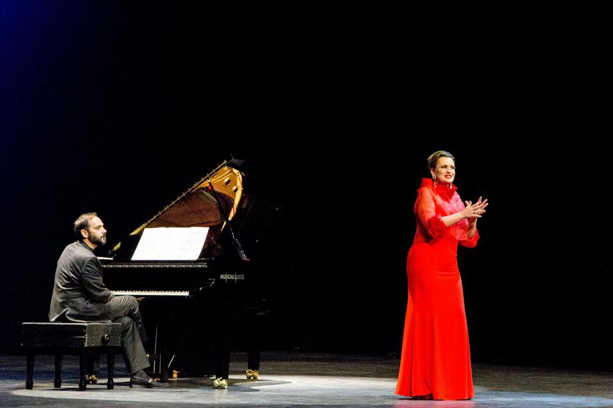 Fiestas Virgen de la Paz 2019 - XXVI Concierto por la Paz y los Valores Humanos - Imagen de un momento de la actuación de la cantante lírica Ainhoa Arteta acompañada de un pianista.