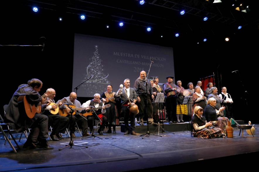 XX Muestra de Villancicos Castellano-Manchegos - Imagen panorámica del escenario donde se encuentra actuando la coral y los músicos.