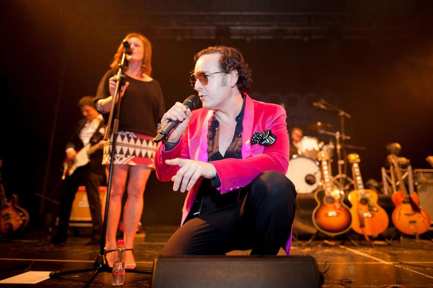 Fiestas Virgen de la Paz 2019 - Concierto Solidario Raimon Devine & His Pearls - Raimon Devine  de cuclillas cantando.