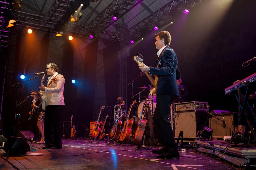 Fiestas Virgen de la Paz 2019 - Concierto Solidario Raimon Devine & His Pearls - Imagen del escenario, las guitarras extras y dos componentes del grupo cantando.