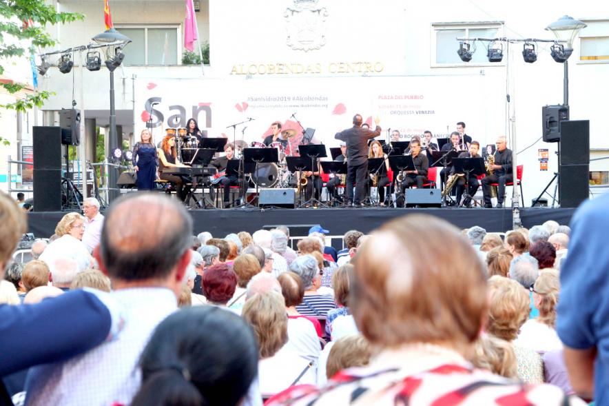 Participantes al evento.San Isidro 2019 - Concierto Alcobendas Big Band en Plaza del Pueblo