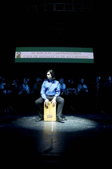 Concierto de Villancicos - Gala Campanilleros - Imagen de un músico tocando el cajón.