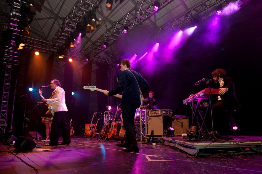 Fiestas Virgen de la Paz 2019 - Concierto Solidario Raimon Devine & His Pearls - Imagen lateral de la actuación musical.