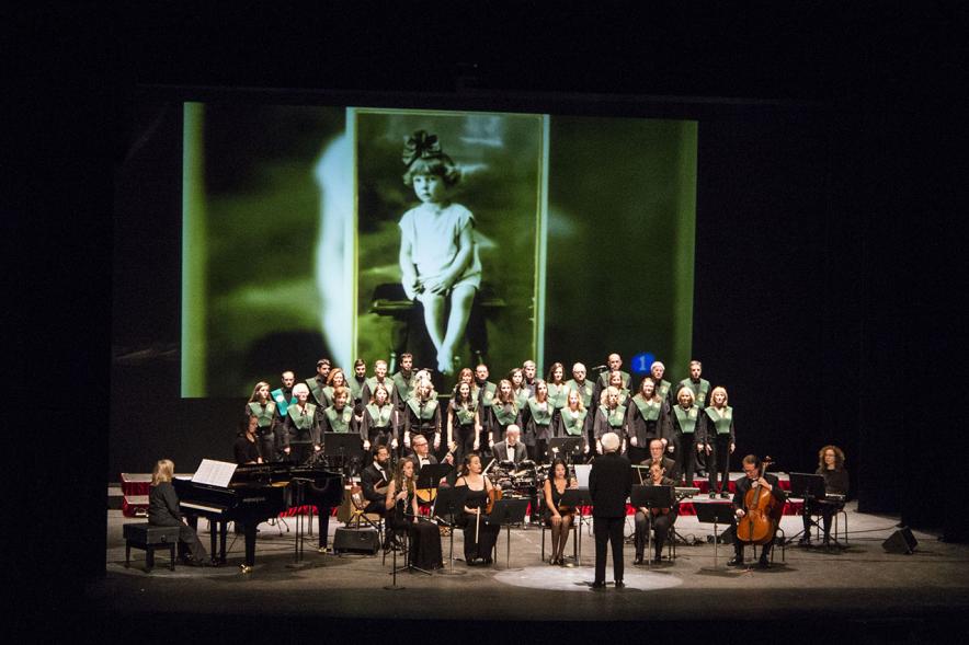 Fiestas Virgen de la Paz 2019 - XXVI Concierto por la Paz y los Valores Humanos - Imagen del escenario donde podemos ver un momento de la actuación de una orquesta y una coral.
