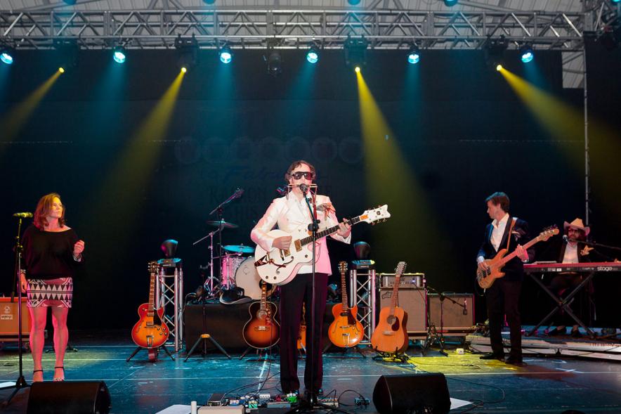 Fiestas Virgen de la Paz 2019 - Concierto Solidario Raimon Devine & His Pearls - Primer plano de Raimon Devine cantando.
