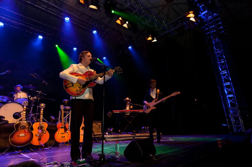 Fiestas Virgen de la Paz 2019 - Concierto Solidario Raimon Devine & His Pearls -  Imagen del escenario, las guitarras extras y Raimon Devine.