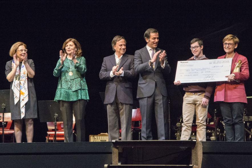 Fiestas Virgen de la Paz 2019 - XXVI Concierto por la Paz y los Valores Humanos - Imagen del alcalde García de Vinuesa y otras autoridades haciendo entrega de un cheque.