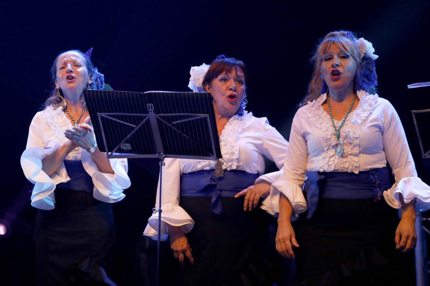 Concierto de Villancicos - Gala Campanilleros - Primer plano del coro femenino rociero.