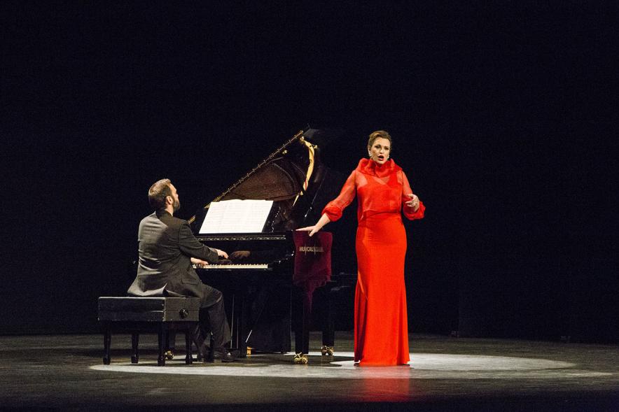 Fiestas Virgen de la Paz 2019 - XXVI Concierto por la Paz y los Valores Humanos - Imagen de un momento de la actuación de la cantante lírica Ainhoa Arteta acompañada de un pianista.