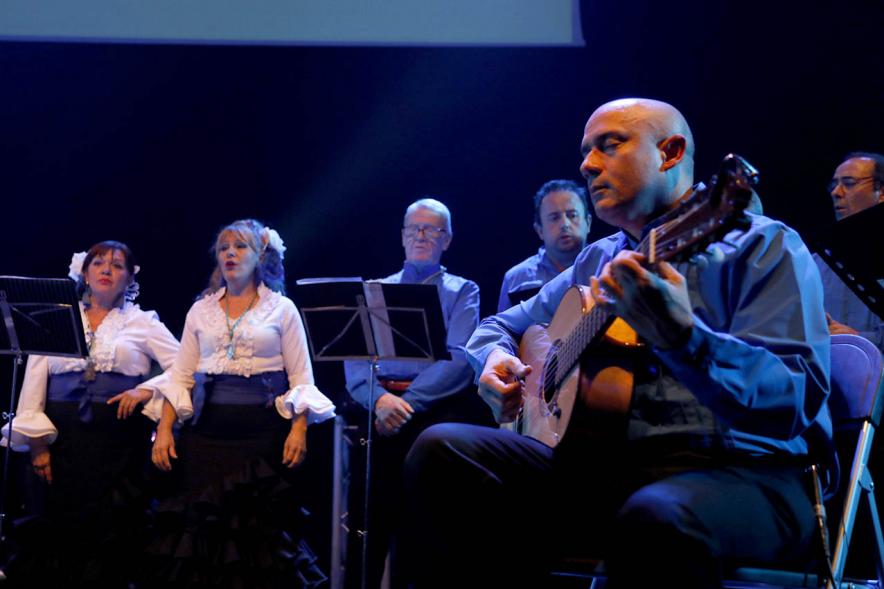 Concierto de Villancicos - Gala Campanilleros -Plano lateral del guitarrista y el coro rociero femenino.