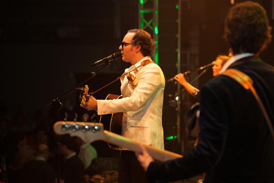 Fiestas Virgen de la Paz 2019 - Concierto Solidario Raimon Devine & His Pearls - Raimon Devine al micrófono.