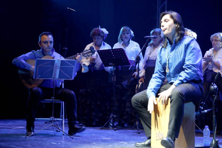Concierto de Villancicos - Gala Campanilleros - Imagen del tocador del cajón y otros músicos.