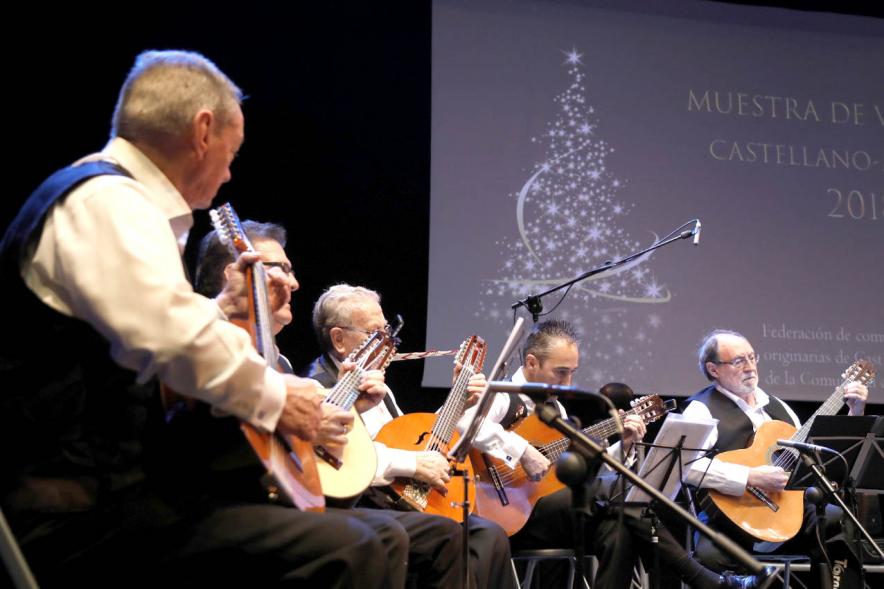 XX Muestra de Villancicos Castellano-Manchegos - Imagen del grupo de música, guitarras y bandurrias que acompañan a la coral que canta los villancicos.