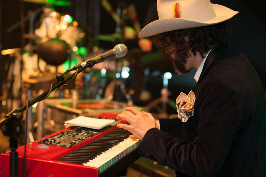 Fiestas Virgen de la Paz 2019 - Concierto Solidario Raimon Devine & His Pearls - Primer plano del teclista del grupo.