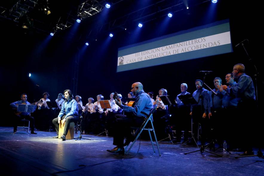Concierto de Villancicos - Gala Campanilleros - Imagen lateral del escenario con los músicos y los coros.