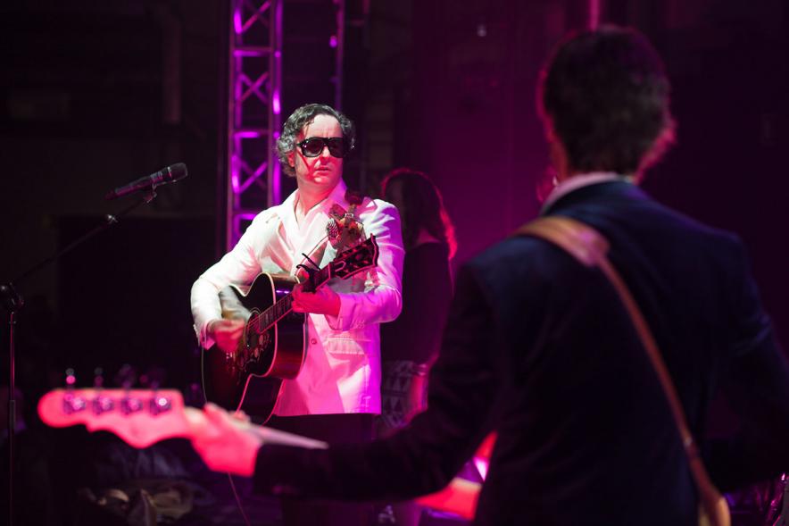Fiestas Virgen de la Paz 2019 - Concierto Solidario Raimon Devine & His Pearls -  Primer plano del  guitarrista. 