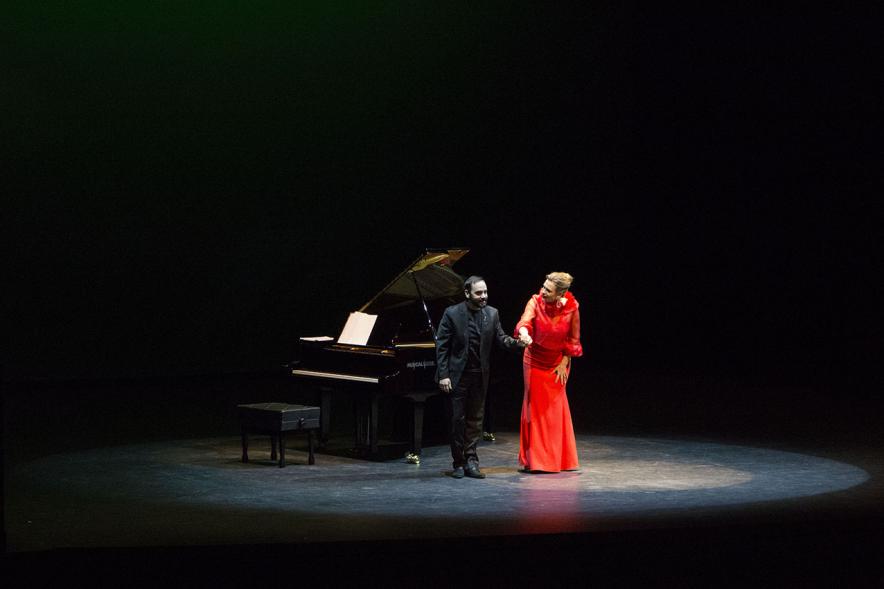 Fiestas Virgen de la Paz 2019 - XXVI Concierto por la Paz y los Valores Humanos - Imagen de la cantante lírica Ainhoa Arteta acompañada de un pianista saludando al público que ha asistido al concierto.