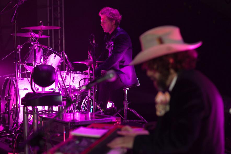 Fiestas Virgen de la Paz 2019 - Concierto Solidario Raimon Devine & His Pearls - Primer plano del teclista del grupo.