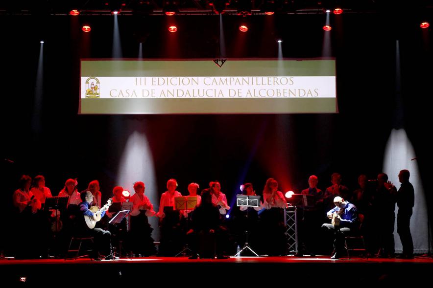 Concierto de Villancicos - Gala Campanilleros - Plano general del escenario iluminado de rojo con la coral.