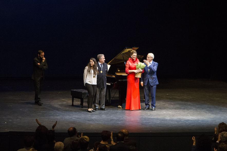 Fiestas Virgen de la Paz 2019 - XXVI Concierto por la Paz y los Valores Humanos - Imagen de la cantante lírica Ainhoa Arteta después de su actuación, recibiendo un ramo de flores y el saludo del público.