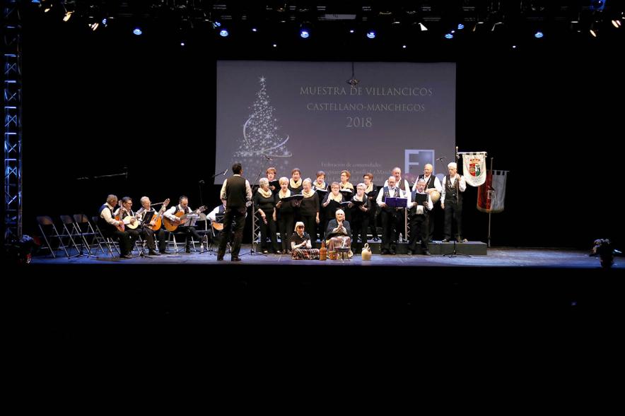 XX Muestra de Villancicos Castellano-Manchegos - Imagen panorámica del escenario donde se encuentra actuando la coral y los músicos.