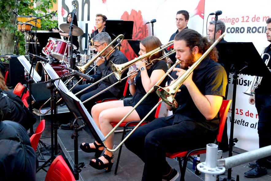 Músicos de la Orquesta Big Band, en la Plaza del Pueblo, Alcobendas. San Isidro 2019.