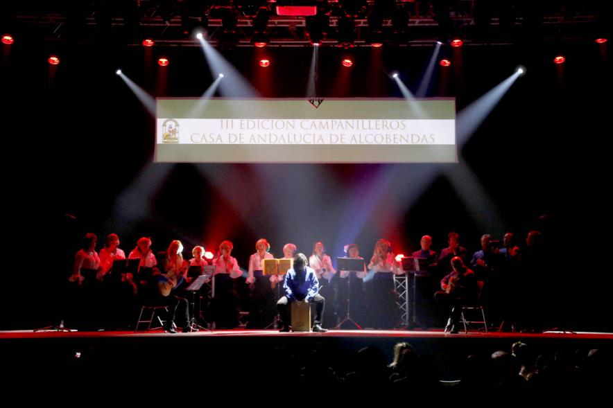 Concierto de Villancicos - Gala Campanilleros - Plano general del escenario iluminado de colores con el coro y los músicos.
