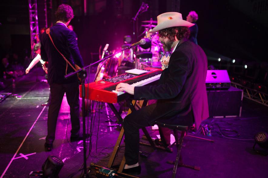 Fiestas Virgen de la Paz 2019 - Concierto Solidario Raimon Devine & His Pearls -Primer plano del teclista del grupo.