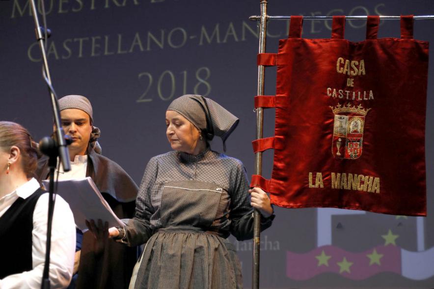 XX Muestra de Villancicos Castellano-Manchegos - Imagen de la mujer que sujeta el estandarte de la asociación.