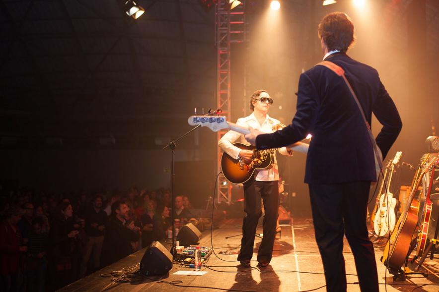 Fiestas Virgen de la Paz 2019 - Concierto Solidario Raimon Devine & His Pearls -  Imagen del cantante con el guitarra del grupo.