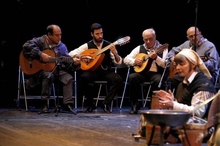 XX Muestra de Villancicos Castellano-Manchegos - Imagen del grupo de música, guitarras y bandurrias que acompañan a la coral que canta los villancicos.