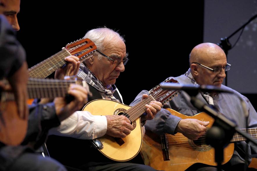 XX Muestra de Villancicos Castellano-Manchegos - Imagen del grupo de música, guitarras y bandurrias que acompañan a la coral que canta los villancicos.