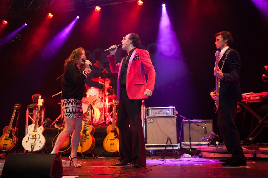 Fiestas Virgen de la Paz 2019 - Concierto Solidario Raimon Devine & His Pearls -  Imagen de los cantantes del grupo  de frente. 