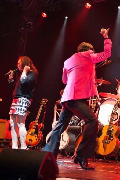Fiestas Virgen de la Paz 2019 - Concierto Solidario Raimon Devine & His Pearls - Primer plano de Raimon Devine de espaldas.