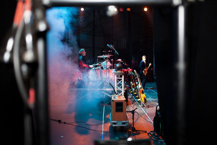 Fiestas Virgen de la Paz 2019 - Concierto Solidario Raimon Devine & His Pearls - Imagen del escenario con los efectos especiales de humo y luces.