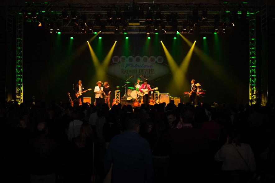 Fiestas Virgen de la Paz 2019 - Concierto Solidario Raimon Devine & His Pearls - Panorámica de la actuación musical,  el escenario iluminado.