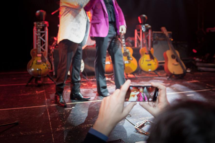 Fiestas Virgen de la Paz 2019 - Concierto Solidario Raimon Devine & His Pearls - Imagen de una fotografía de las piernas de los cantantes.