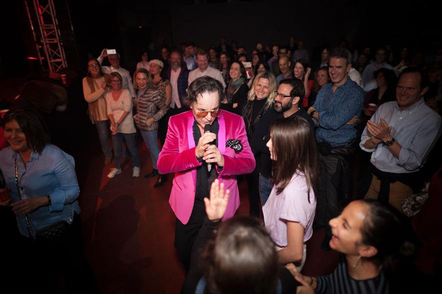 Fiestas Virgen de la Paz 2019 - Concierto Solidario Raimon Devine & His Pearls - Raimon Devine interactúa con las fans.